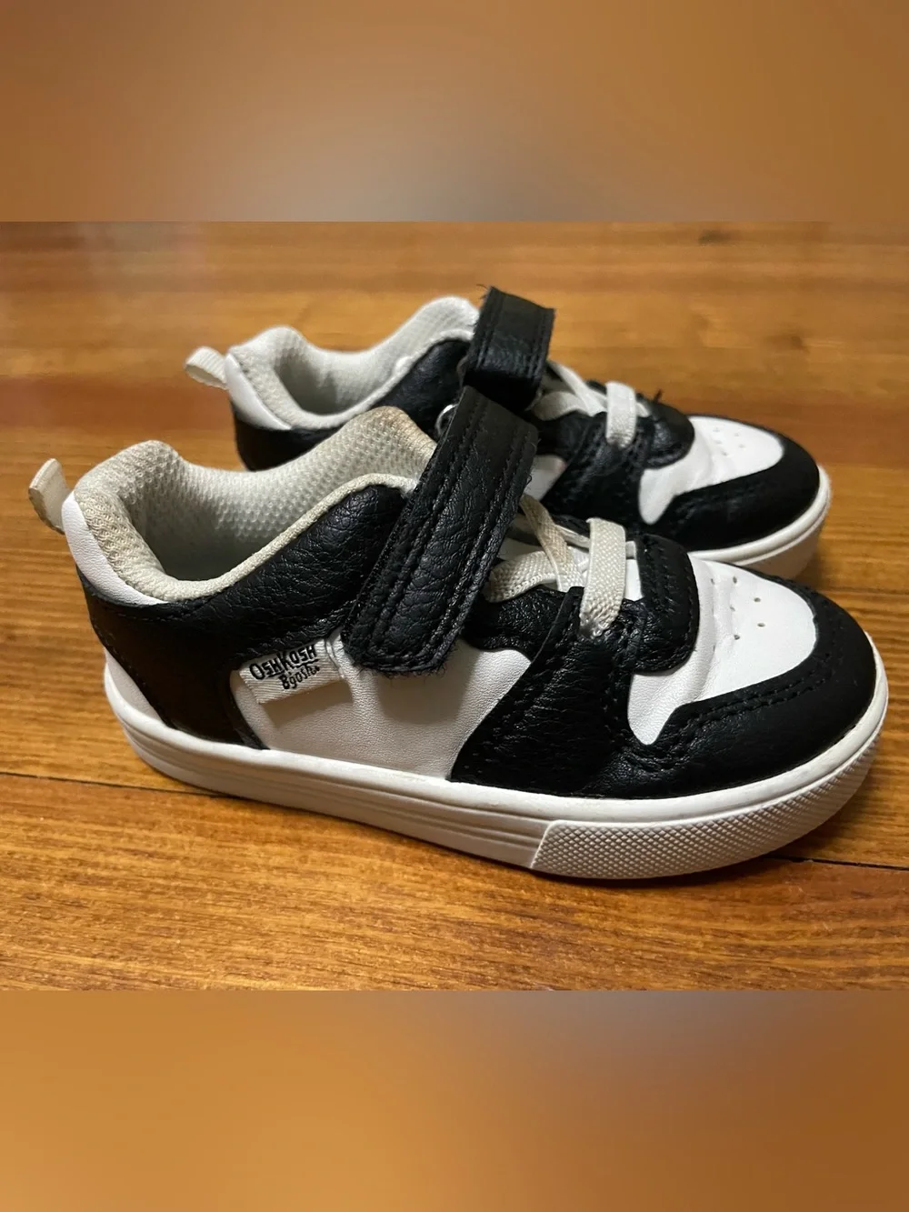 OshKosh B'gosh Black and White Kids Sneakers with Hook-and-Loop Strap Size 6